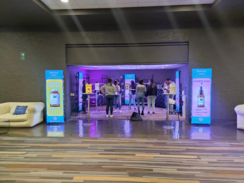 Pendones led semioutdoor instalados en una feria en un hotel