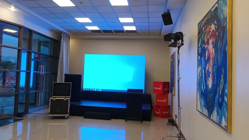 Pantalla LED gigante montada sobre escenario