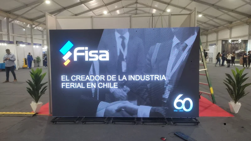TÃ³tem tÃ¡ctil slim para stands corporativos